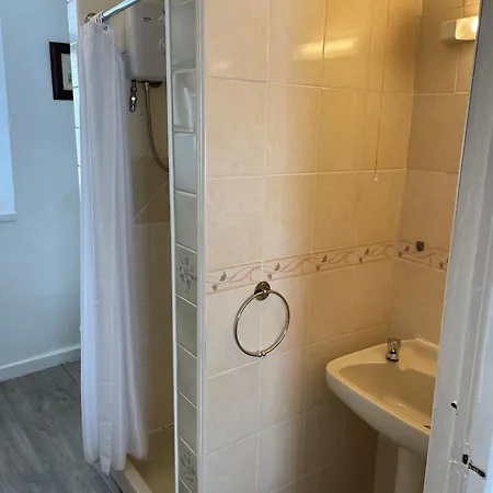 The Unicorn, Мини-отель