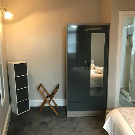 The Unicorn, 여관 3*